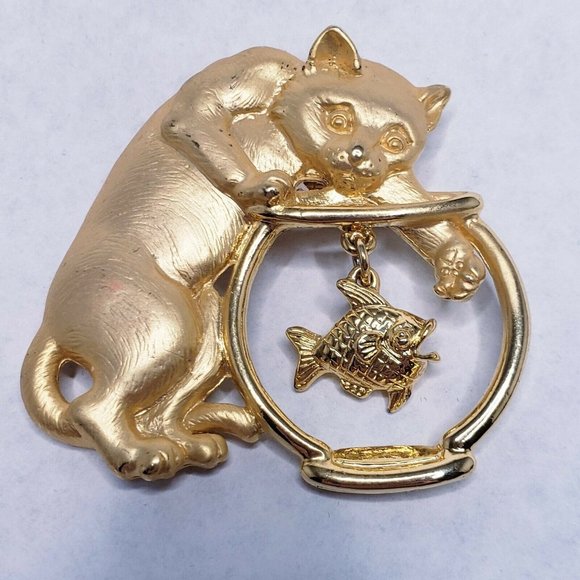 JJ Jonette Brooch Cat Reaching for Hanging Fish in Bowl Brushed Goldtone - Picture 2 of 4